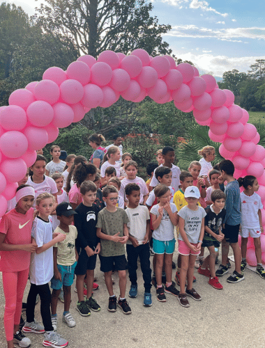 groupe d enfants sur la ligne de depart de la course marseille en rose