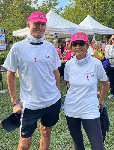 couple de coureur senior en tenue de sport soutenant la lutte contre le cancer du sein lors de la course marseille en rose